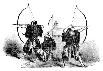 Японские самураи стреляют из лука.